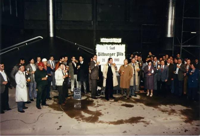 Ein Foto der Bitburger Mitarbeiter:innen anlässlich der Einweihung des neuen Sudhauses aus dem Jahr 1980.