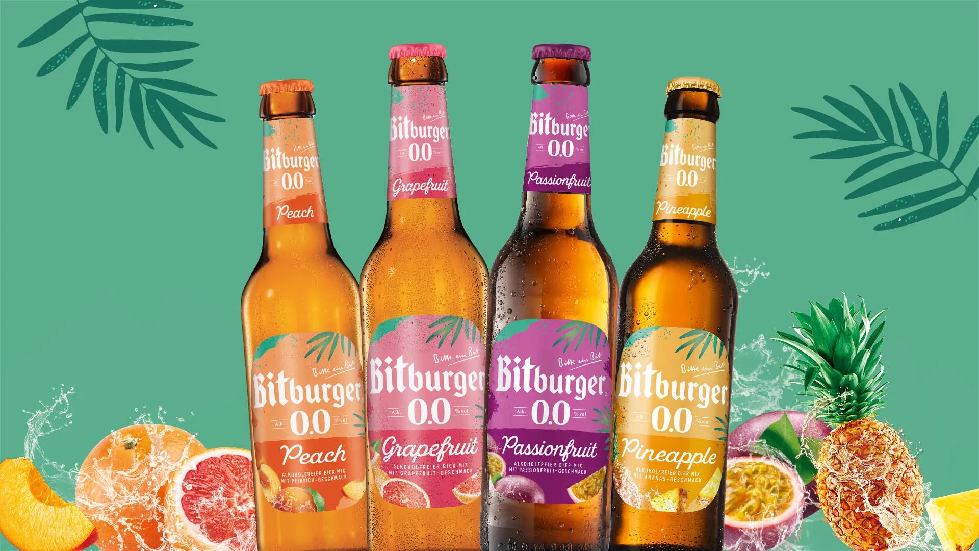 Illustration mit 4 Bierflaschen und bunten Etiketten vor einem grünen Hintergrund mit Früchten.