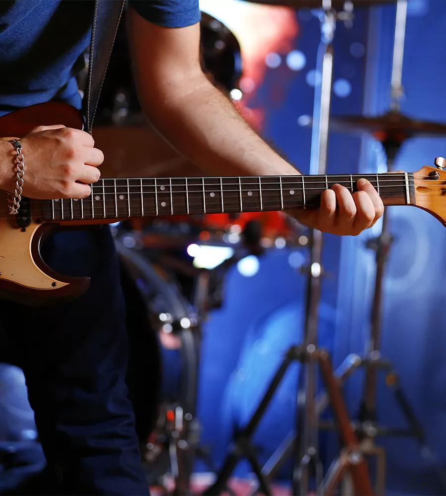 Person spielt Gitarre in einem Club