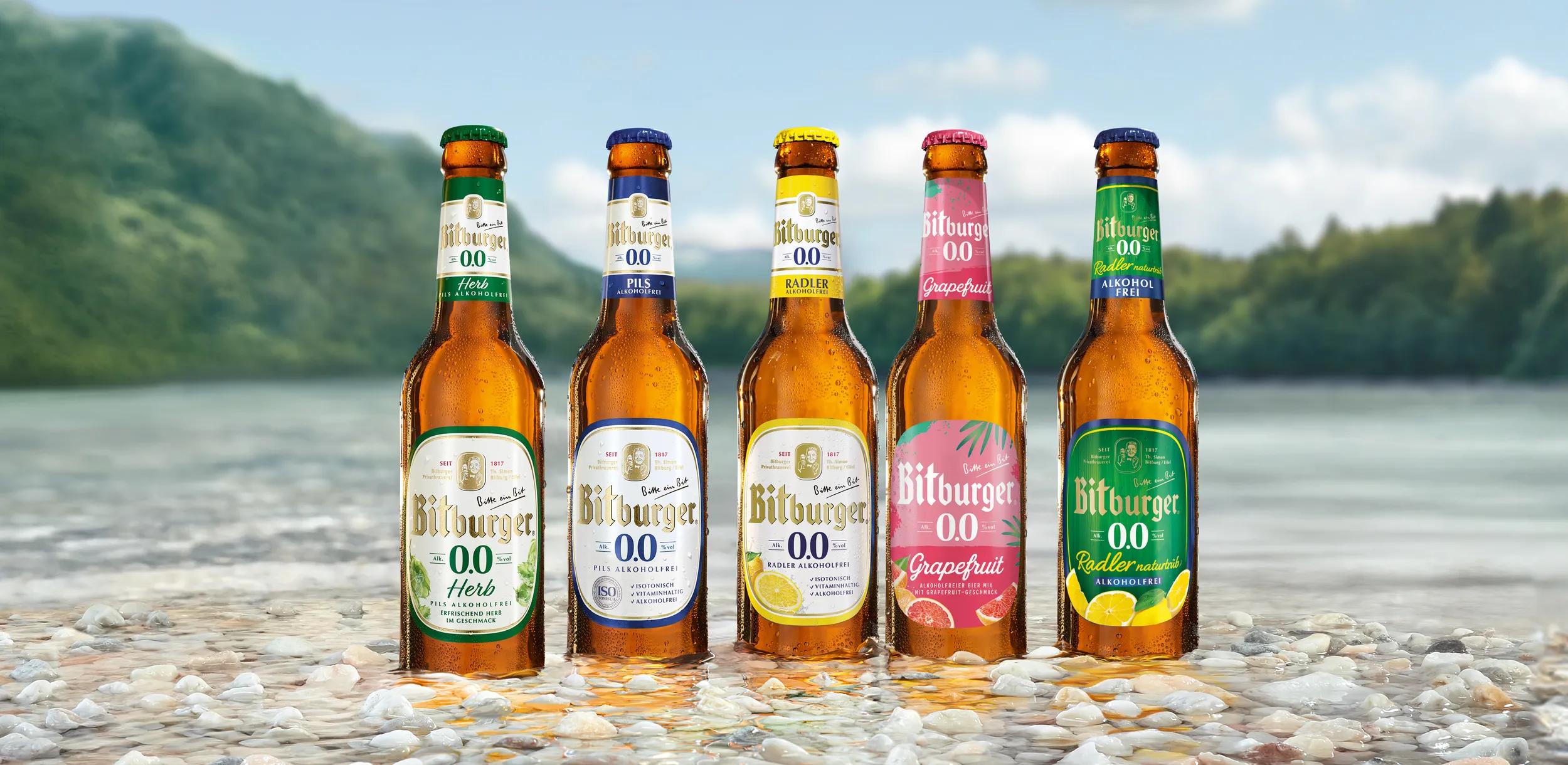Illustration mit 5 Glasfaschen die auf Kieselsteinen vor einem See stehen.