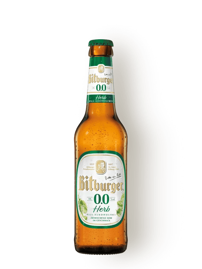 Eine Bierflasche mit Bitburger 0,0% Herb Pils alkoholfrei in der 0,33 l-Flasche. Der Hintergrund ist transparent.