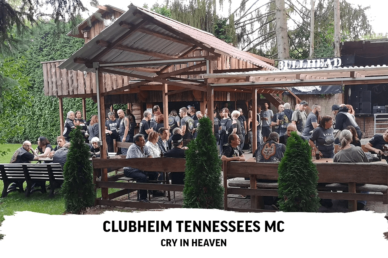 Illustration mit einem Bild eines gefüllten Biergarten und Text darunter: Clubheim Tenessees MCs - Cry in Heaven.