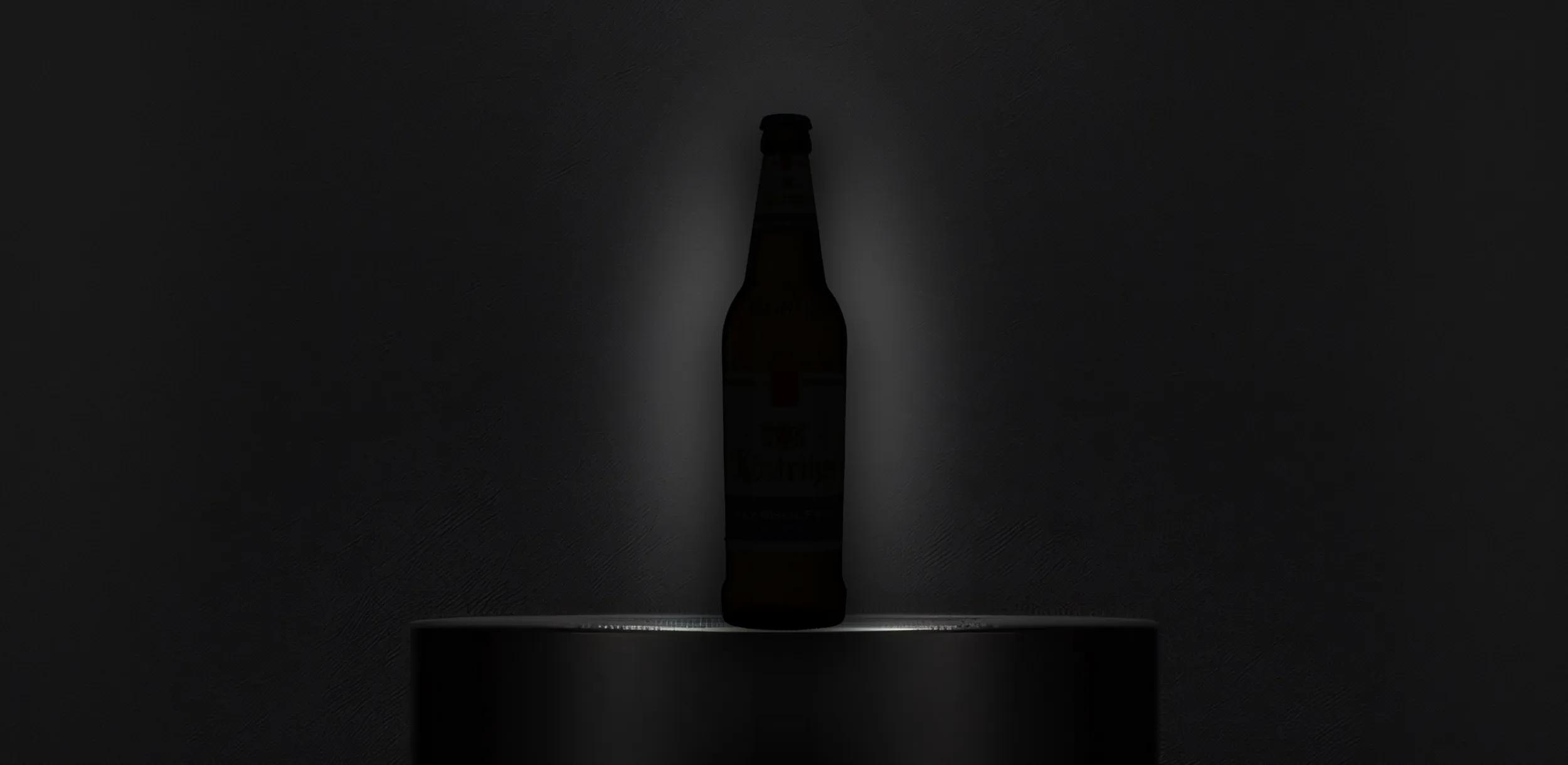 Flasche steht auf einem Podest und ist verhüllt