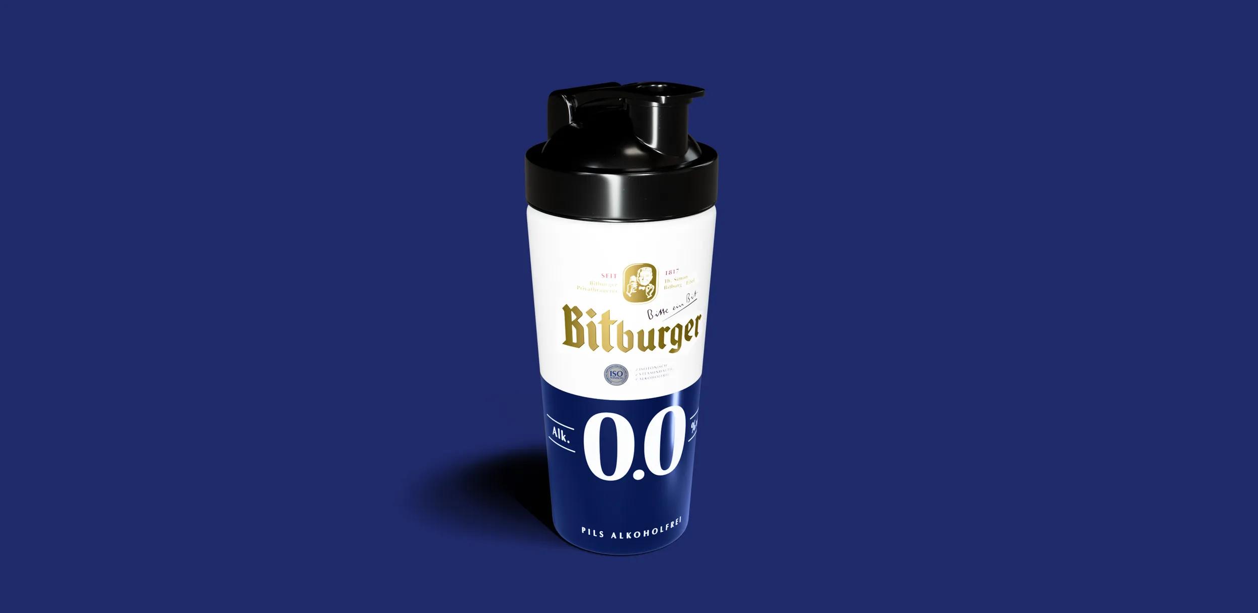 Auf einem blauen Hintergrund steht ein Coffee to go Becher mit dem Bitburger Branding und der Aufschrift Bitburger 0,0% Pils Alkoholfrei.