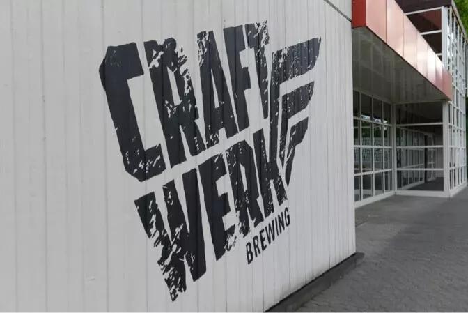 Ein Foto einer Hauswand mit dem Markenzeichen von Craftwerk.