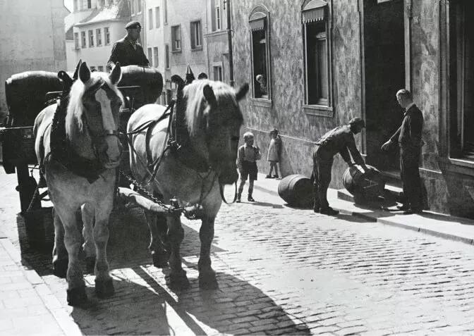 Ein Foto einer alten Pferdekutsche aus dem Jahr 1886.