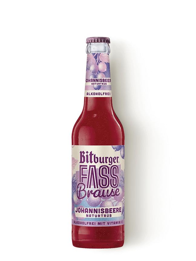 Glasflasche mit rotem Getränk und Aufschrift Bitburger Fassbrause JOHANNISBEERE NATURTRÜB