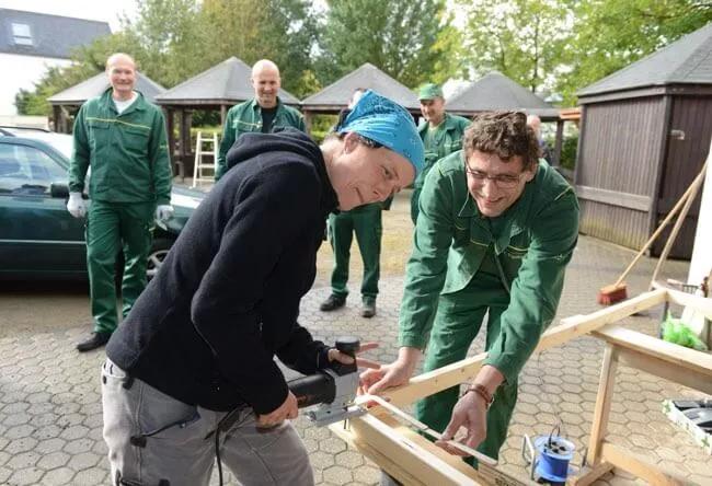 Trier Aktiv im Team Team baut Gestell aus Holz
